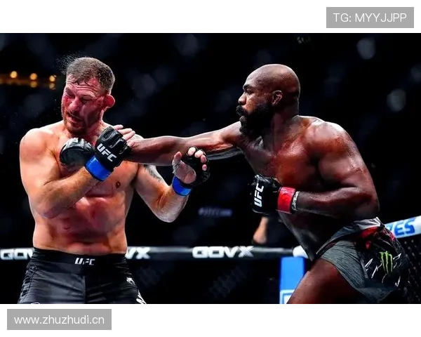 乔恩·琼斯家里运动装备跟名牌包混在一起，瞬间分不清是更衣室还是精品店