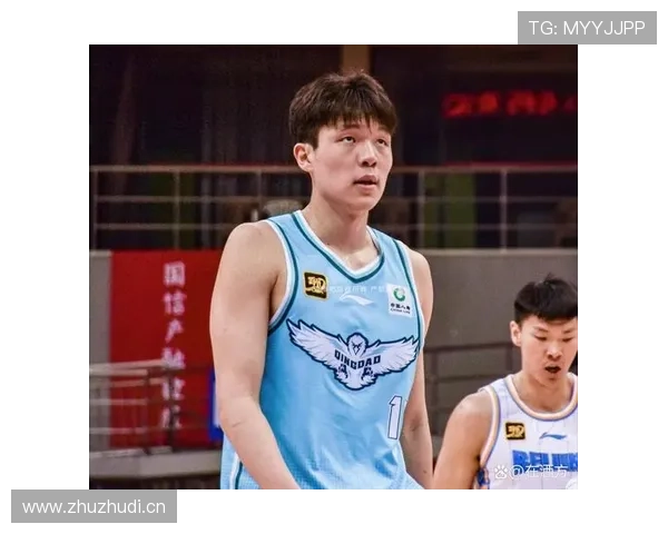 杨瀚森训练完直接睡更衣室，这自律谁顶得住